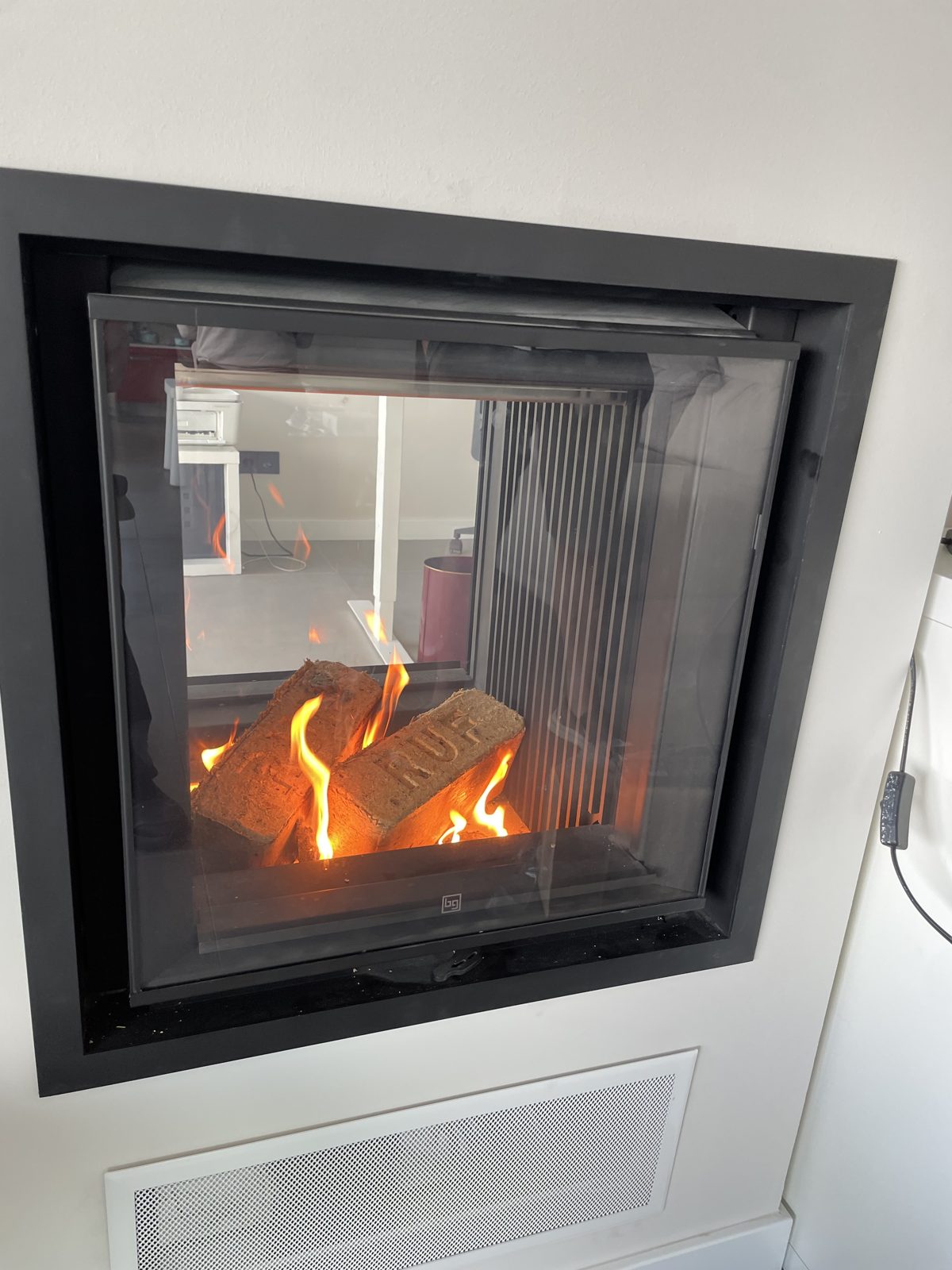 Insertable de leña de doble cara instalado por Chimeneas Ferrol