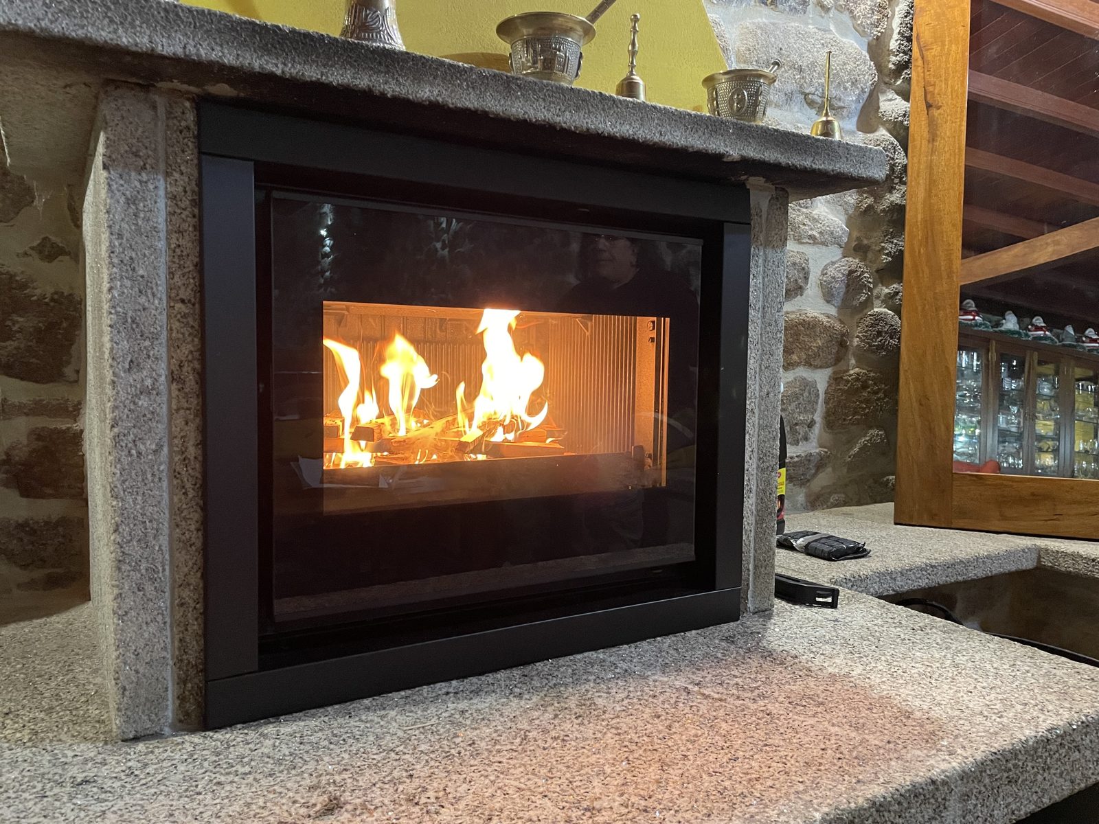 Chimenea recuperada con insertable de leña en Ferrolterra
