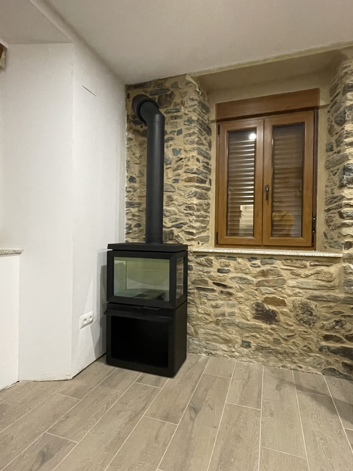 Estufa de leña Jotul instalada