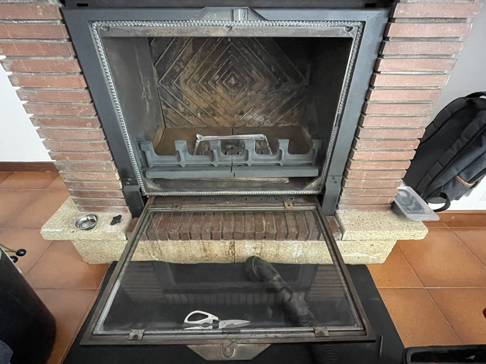 Insertable de leña tras el mantenimiento: interior restaurado, junta nueva y cristal limpio