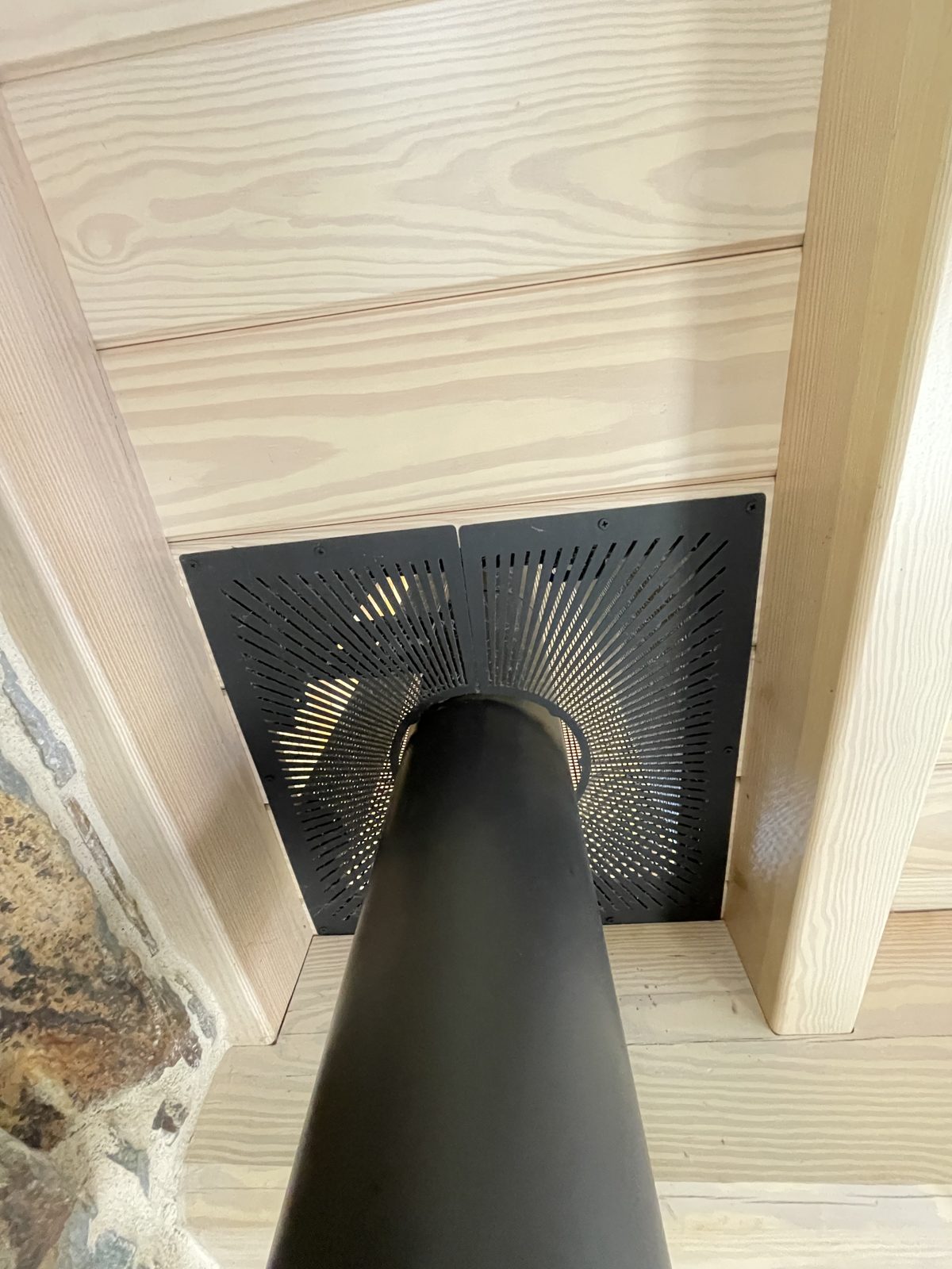 Pase ventilado del tubo de humos en proximidad de materiales combustibles