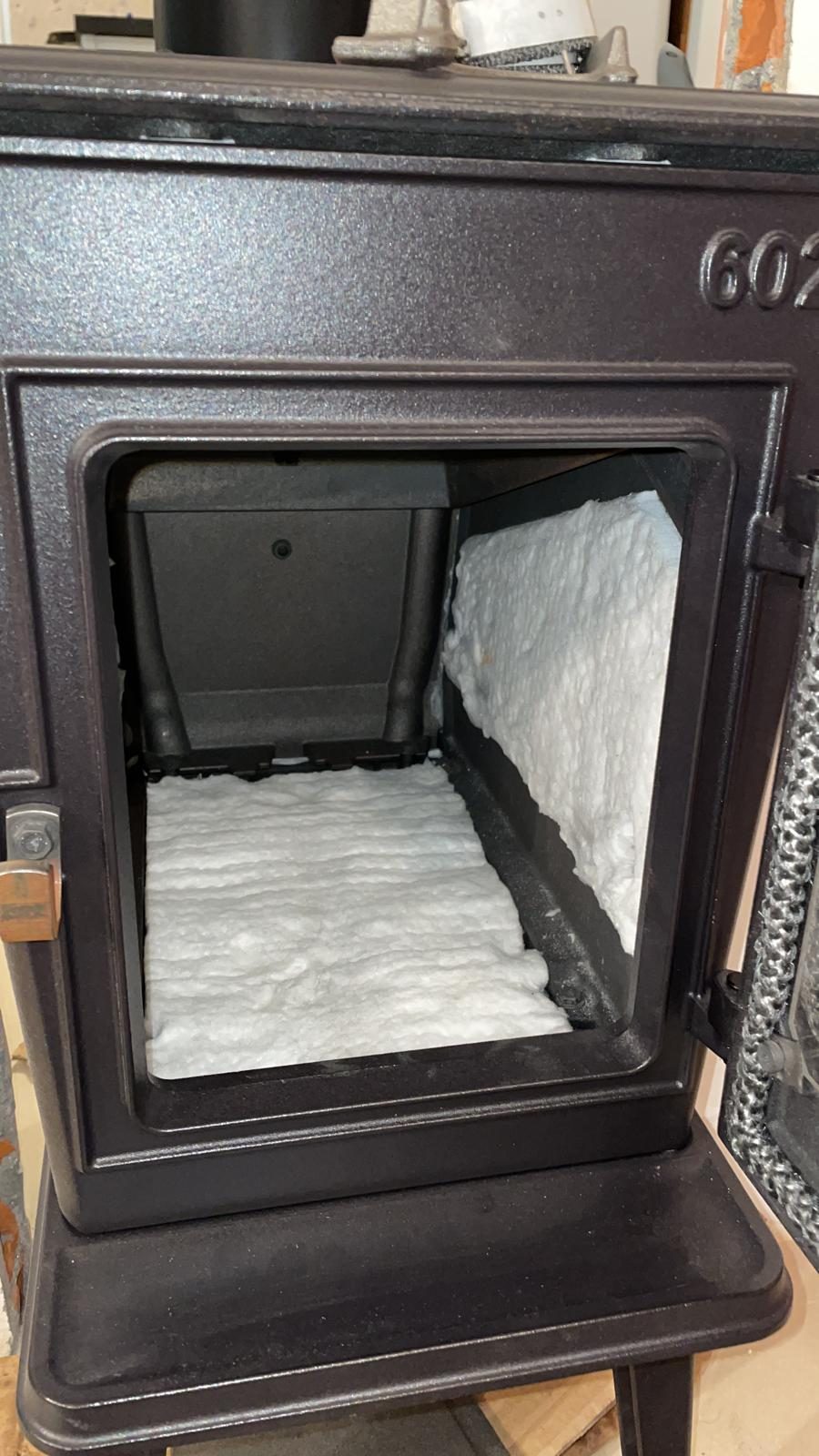 Pieza de una Jotul F 602 ECO con el modelo fundido en el hierro, en el taller de Chimeneas Ferrol