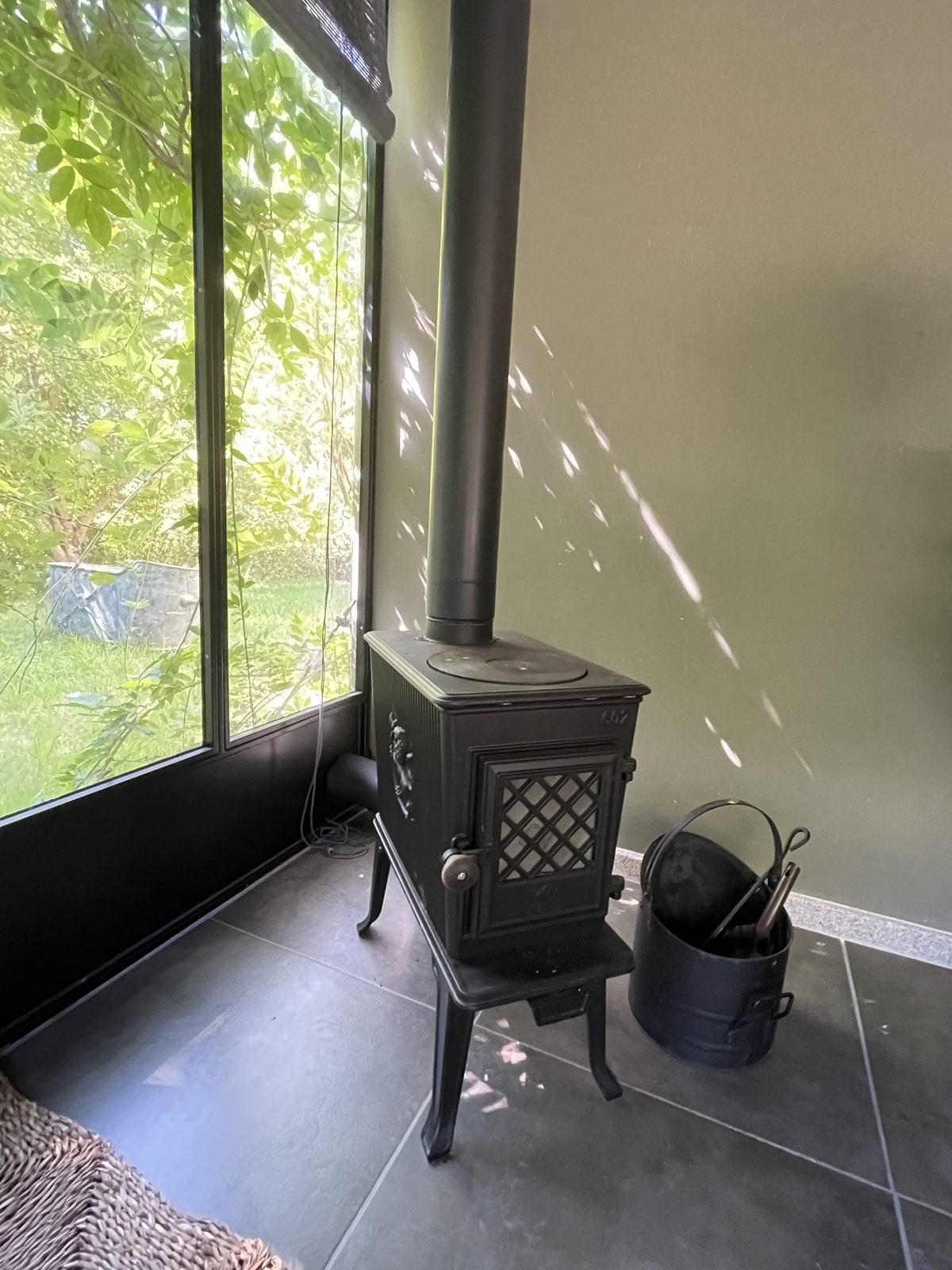 Jøtul F 602 de hierro fundido instalada por Chimeneas Ferrol en casa de un cliente