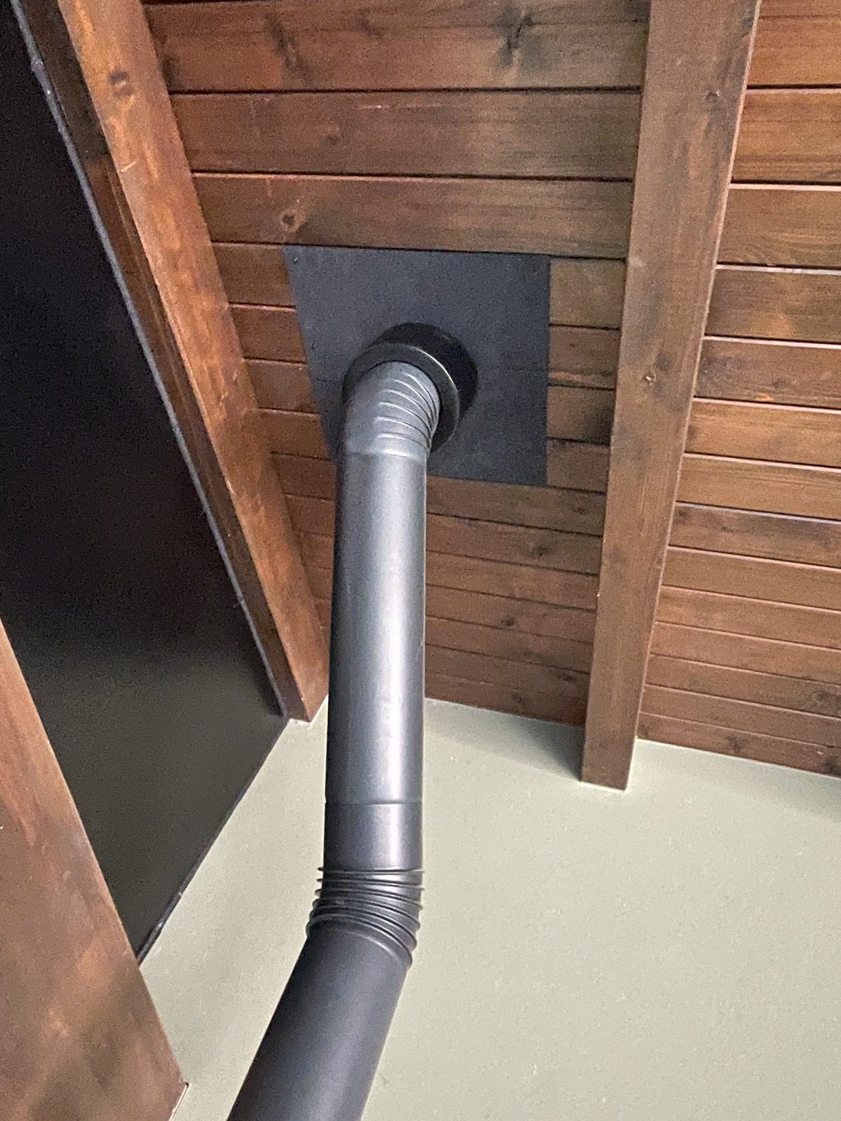 Paso de cubierta de material combustible con cambio a tubo de doble pared, instalación de Chimeneas Ferrol